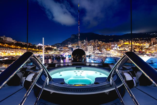 Una Spa Jacuzzi su uno yacht di lusso a noleggio a Monte Carlo Habor