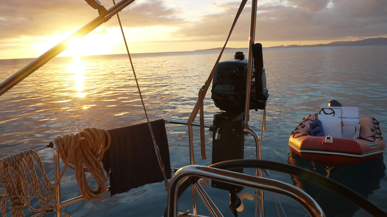 tramonto su una barca a vela