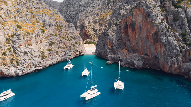 Cala de sa Calobra con barche a vela ancorate