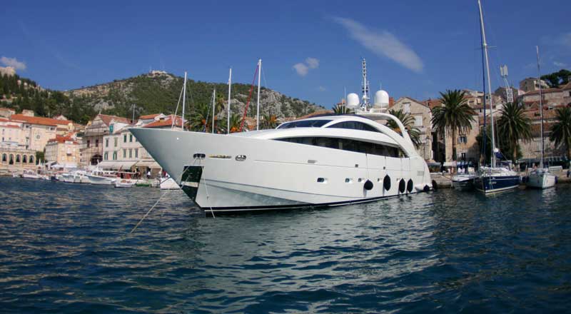 yacht a motore a Hvar sull'isola di Brac