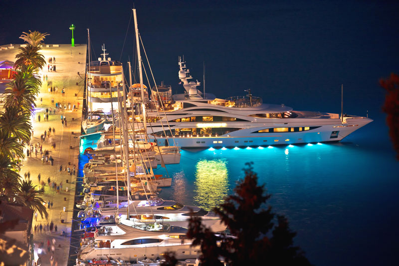 Yachts di lusso nel porto dell'isola di Hvar